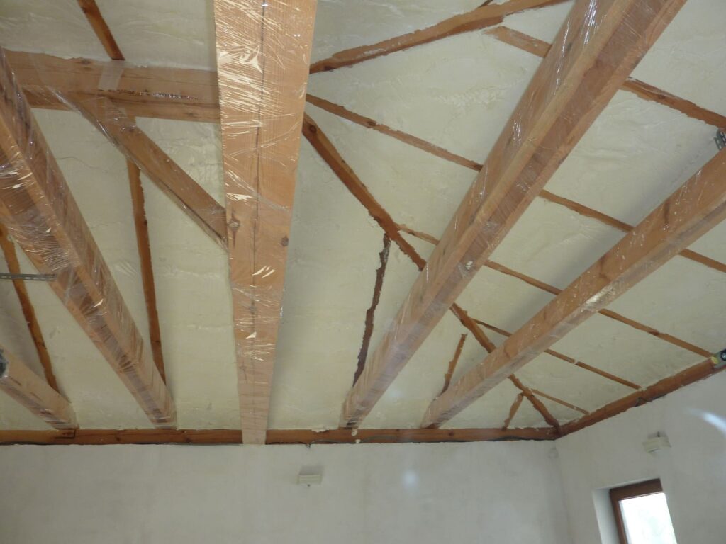 Striekaná izolácia v podkroví strechy garáže v obci Ivachnová