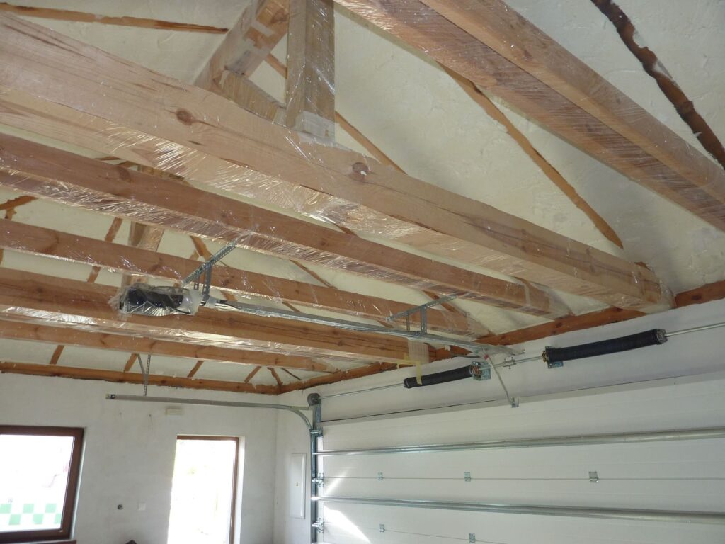 Detail postupu práce zateplenia podkrovia garáže striekanou pur izoláciou v obci Ivachnová