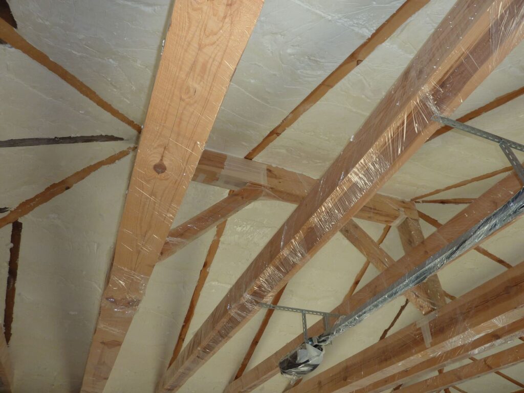 Striekaná izolácia podkrovia garáže v obci Ivachnová