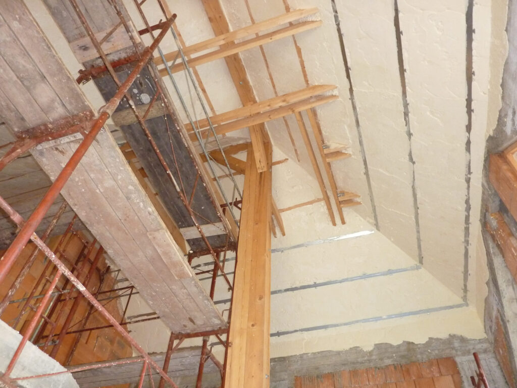 Aplikovaná striekaná izolácia v podkroví valbovej strechy rodinného domu v Detve