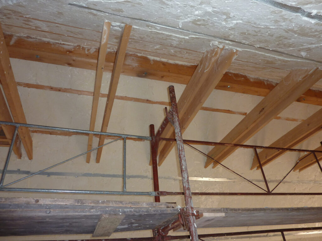 Striekaná izolácia mäkká, aplikovaná v podkroví valbovej strechy v meste Detva