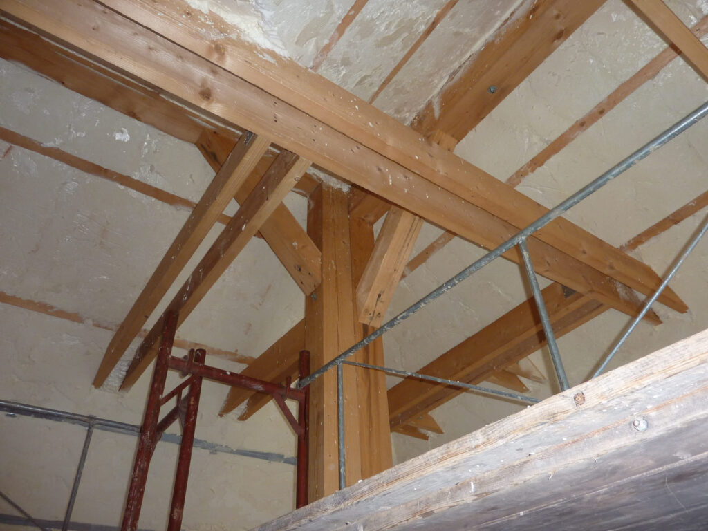 Detailný pohľad aplikácie striekanej izolácie v rodinnom dome v Detve