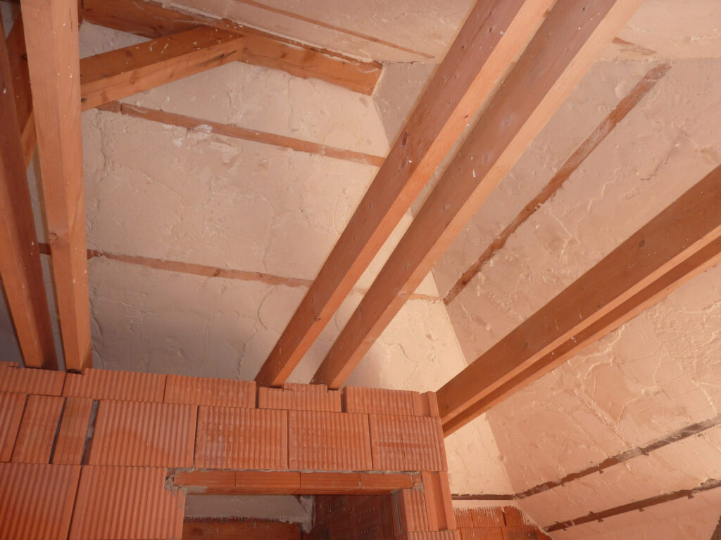 V rodinnom dome v Detve sa aplikovala striekaná izolácia pre zabráneniu úniku tepla