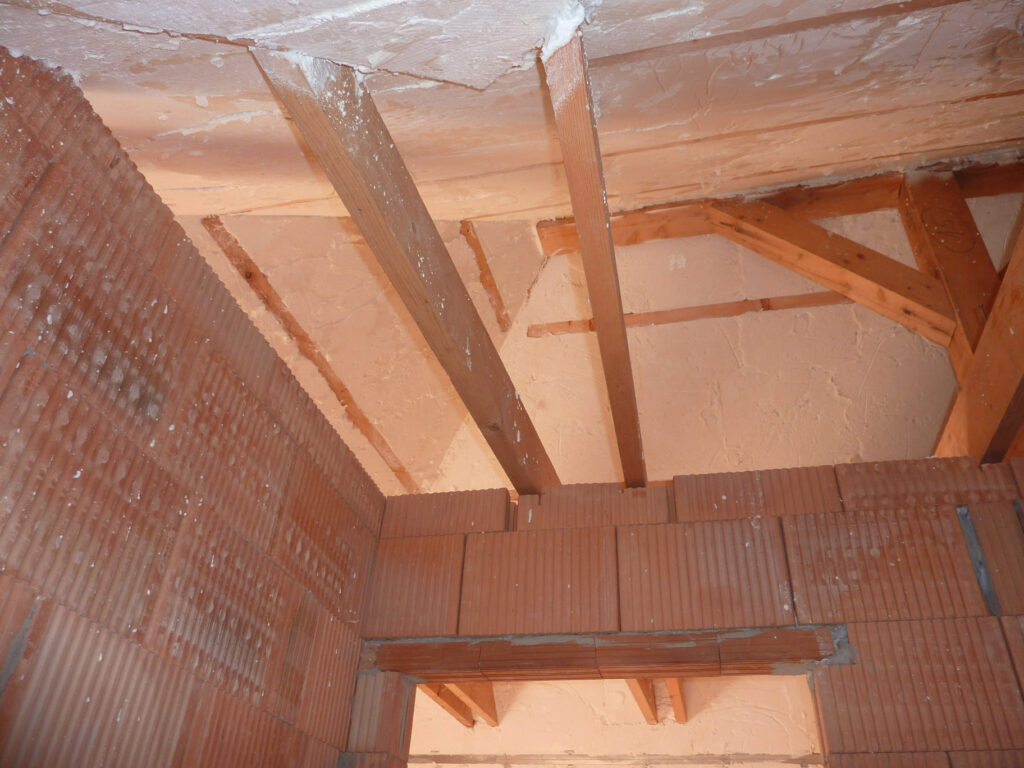 Detailný záber aplikácie striekanej izolácie v rodnom doma