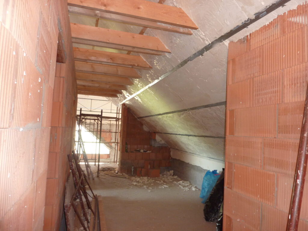 Striekaná izolácia pomocou mäkkej peny v podkroví valbovej strechy v RD v Detve