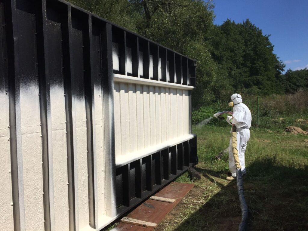 Aplikácia hydrotepelno izolačnej vrstvy tvrdej peny na lodný kontajner