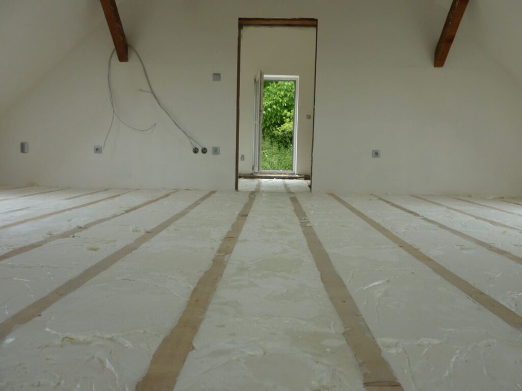 Izolácia podlahy v RD mäkkou polyuretánovou penou striekaním