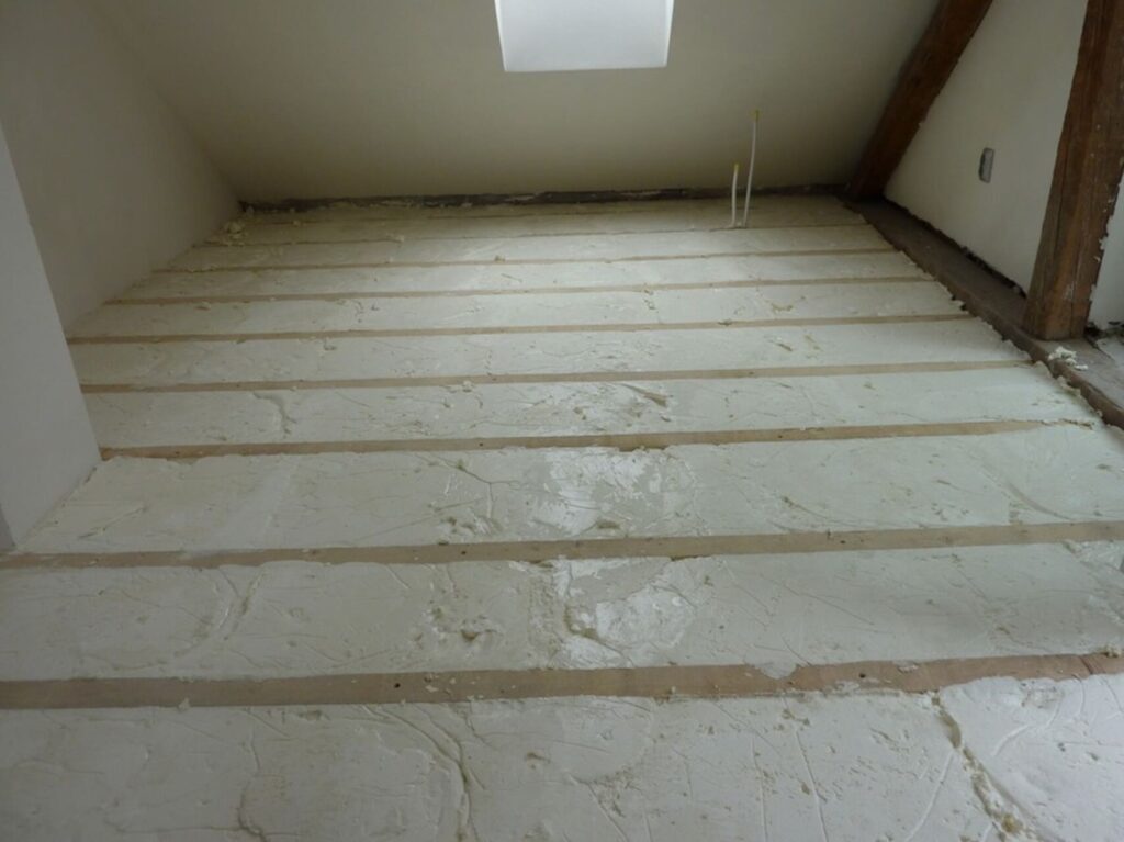 Aplikácia mäkkej peny prítlačnou metódou na zateplenie podlahy medzi trámami v rekreačnom objekte v Ružomberku