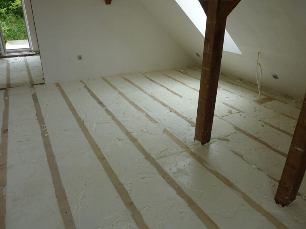 Bezšpárová a celistvá izolácia podlahy striekanou mäkkou penou v rekreačnom objekte v Ružomberku.