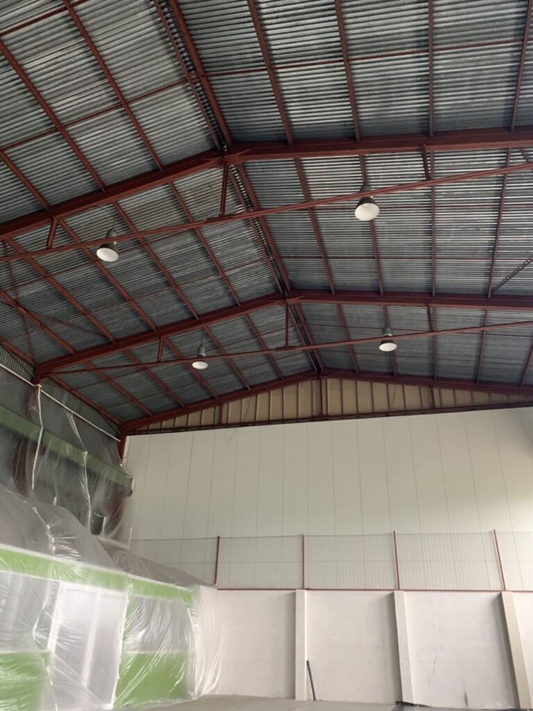 Nástrek tvrdej PUR peny pre tepelnú izoláciu plechovej krytiny v skladovej hale v Nitre