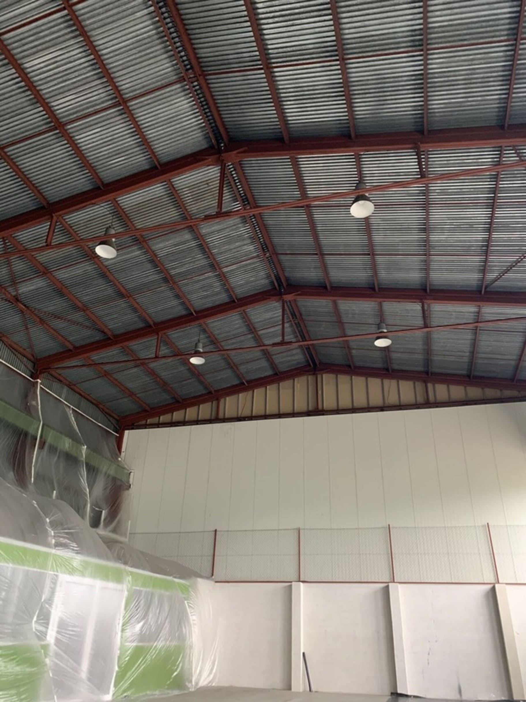 Nástrek tvrdej PUR peny pre tepelnú izoláciu plechovej krytiny v skladovej hale v Nitre