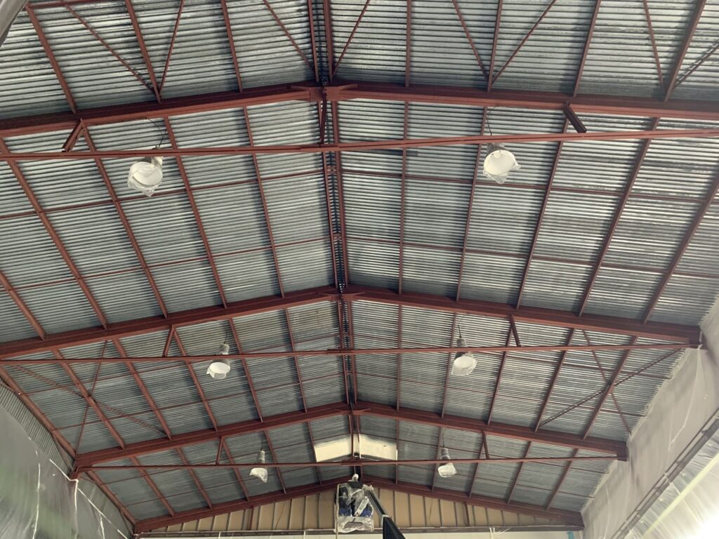 Aplikácia tvrdej izolačnej peny na stropnú časť plechovej haly v Nitre