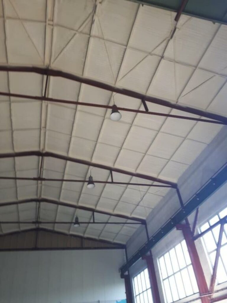 Zateplenie stropu plechovej krytiny tvrdou PUR penou v skladovej hale v Nitre