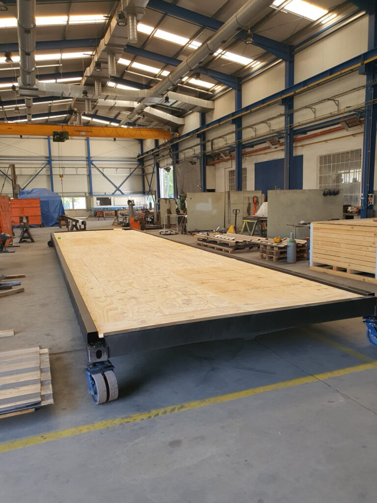 Izolácia podlahy kontajnera liatou penou, zabezpečujúca jednotnú a efektívnu tepelnú ochranu