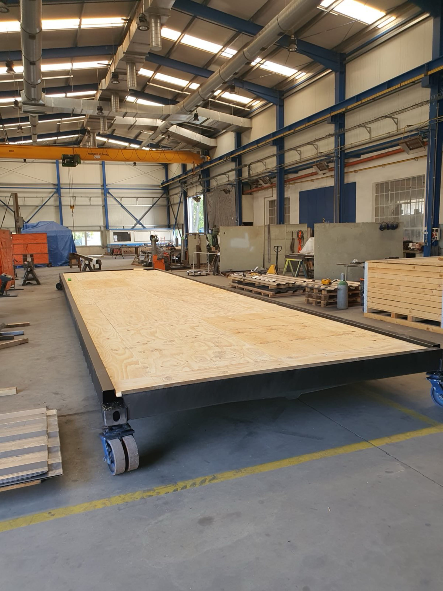 Izol&aacute;cia podlahy kontajnera liatou penou, zabezpečuj&uacute;ca jednotn&uacute; a efekt&iacute;vnu tepeln&uacute; ochranu