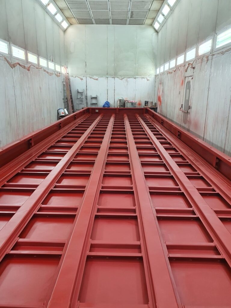 Zateplenie podlahy kontajnera pomocou liatej peny s rovnomerným rozložením izolačnej vrstvy po celej ploche