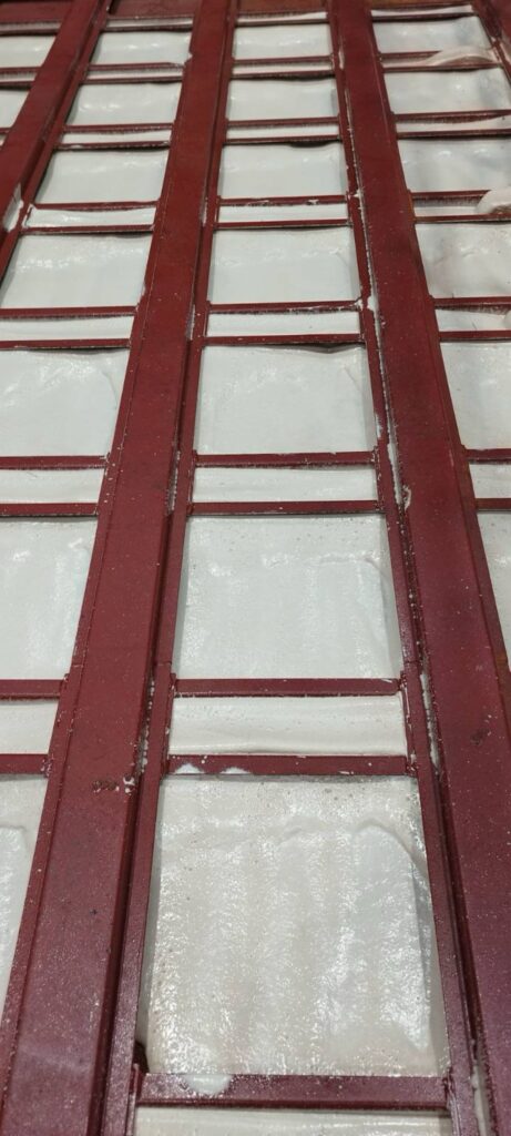 Proces zatepľovania kontajnerovej podlahy rovnomerne liatou izolačnou penou pre vytvorenie tepelnoizolačnej vrstvy