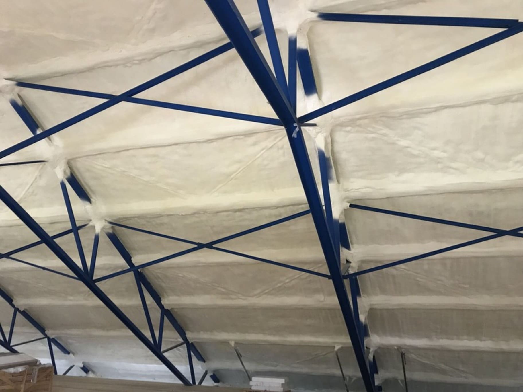 Výrobná hala vo Vlachoch s aplikovanou tvrdou polyuretánovou penou ako izoláciou strechy