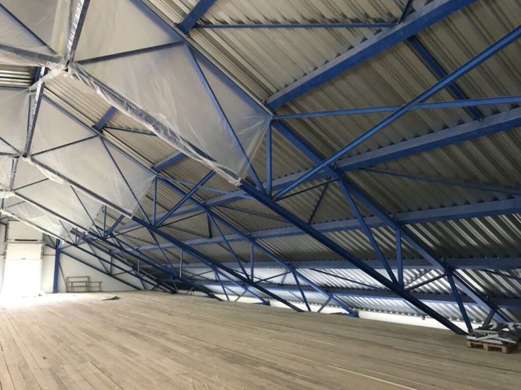 Tepelná izolácia plechovej strechy výrobnej haly v obci Vlachy tvrdou penou