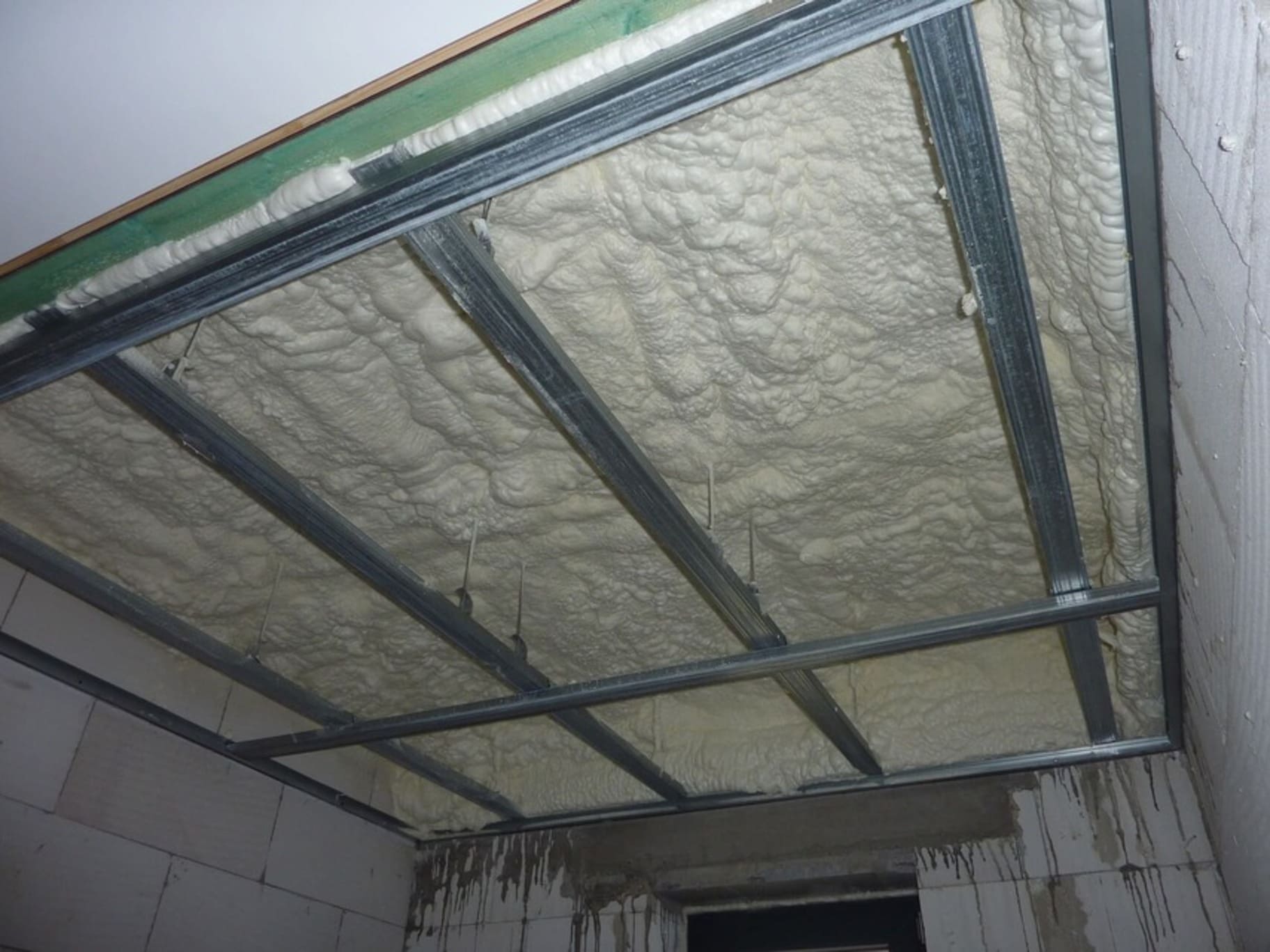 Detail aplikácie mäkkej polyuretánovej peny na izoláciu stropu medzi sadrokartónovú konštrukciu v meste Trenčín