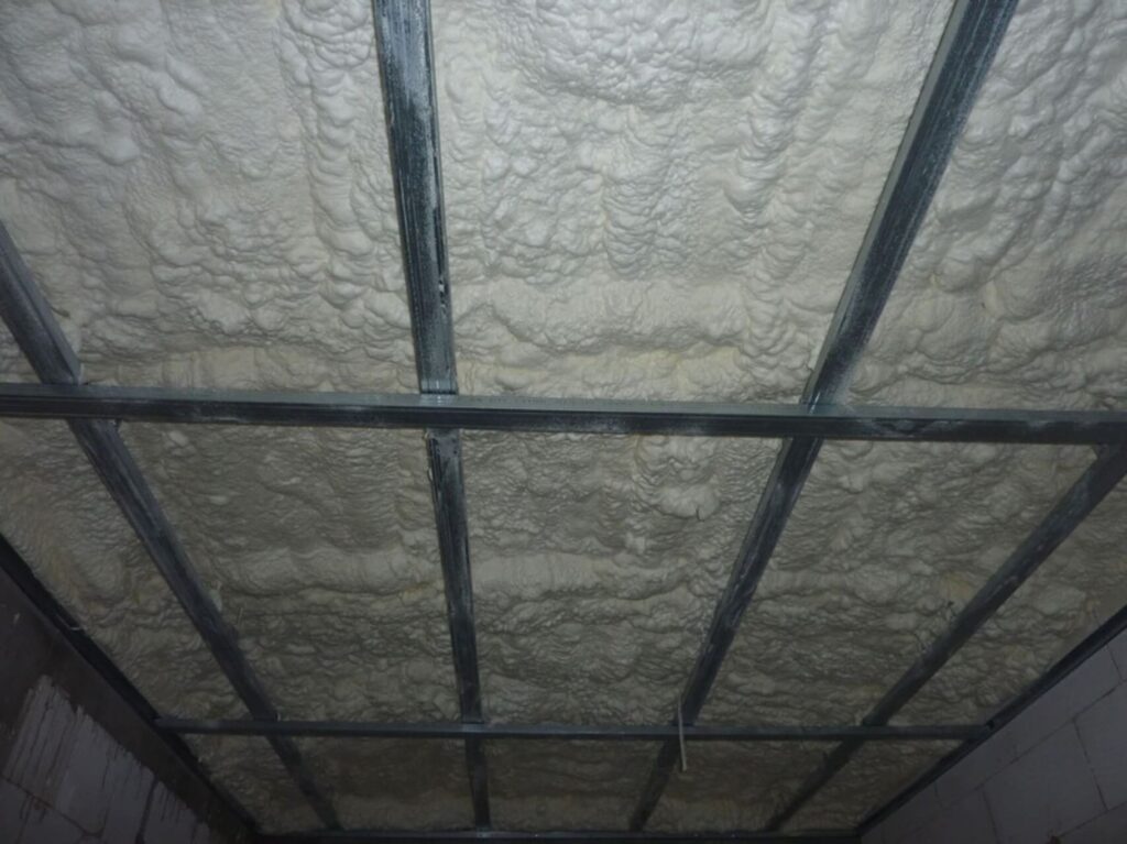 Aplikácia mäkkej striekanej peny nad sadrokartónový podhľad v rodinnom dome v Trenčíne