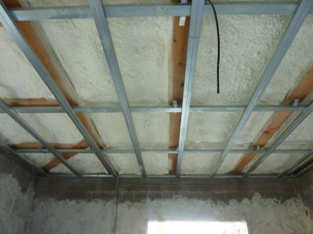 Tepelná izolácia mäkkou PUR penou aplikovaná nad sadrokartónový strop rodinného domu v Trenčíne