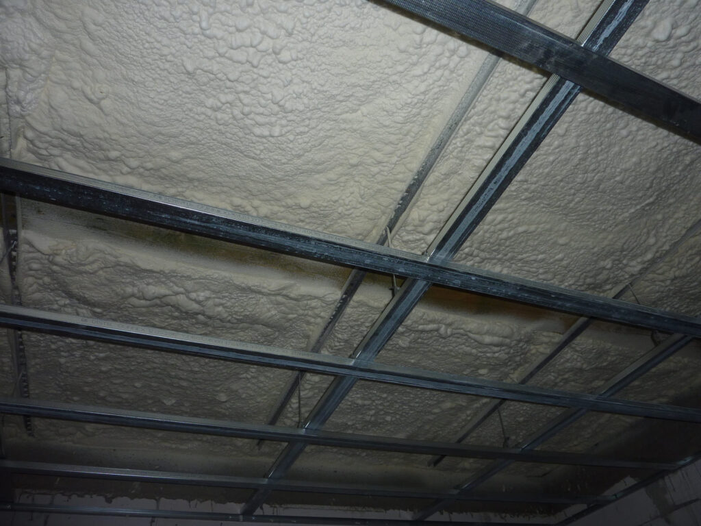 Zateplenie stropu mäkkou penou nad sadrokartónovou konštrukciou v rodinnom dome v Trenčíne