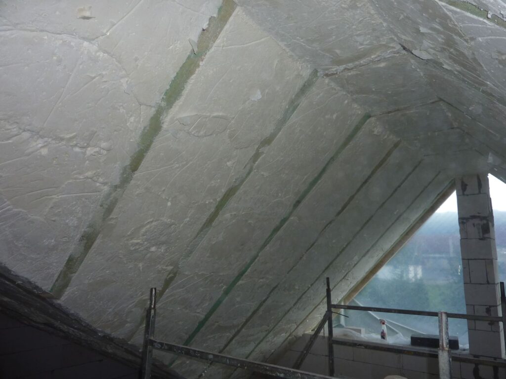 Podkrovie zaizolované mäkkou polyuretánovou penou v rekreačnom dome v Banskej Štiavnici