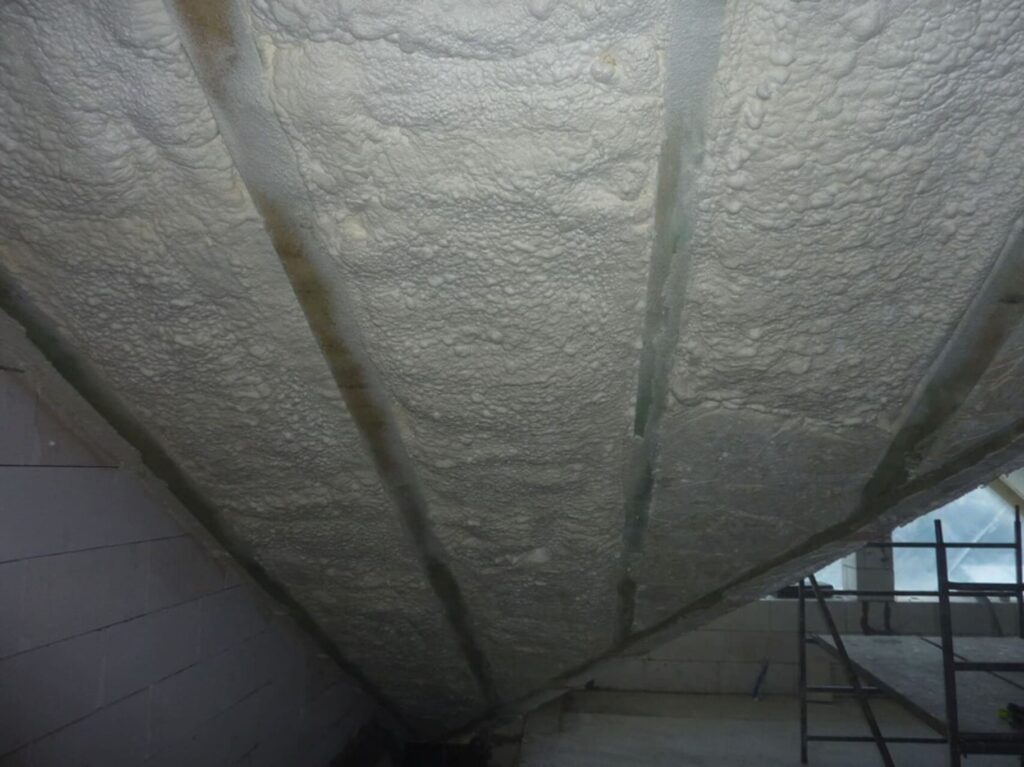 Izolácia podkrovia polyuretánovou penou- mäkkou v rekreačnom dome v Banskej Štiavnici