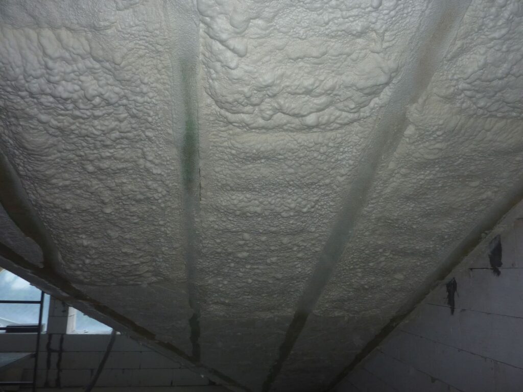 Izolovanie podkrovného priestoru mäkkou penou pre tepelnú a akustickú ochranu v penzióne v Banskej Bystrici