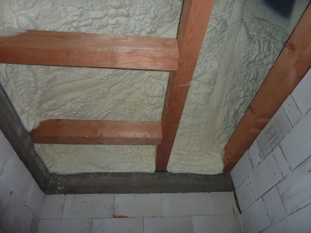 Aplikácia paropriepustnej mäkkej PUR peny s otvorenou bunkovou štruktúrou ako tepelná izolácia v podkroví novostavby v Žiline