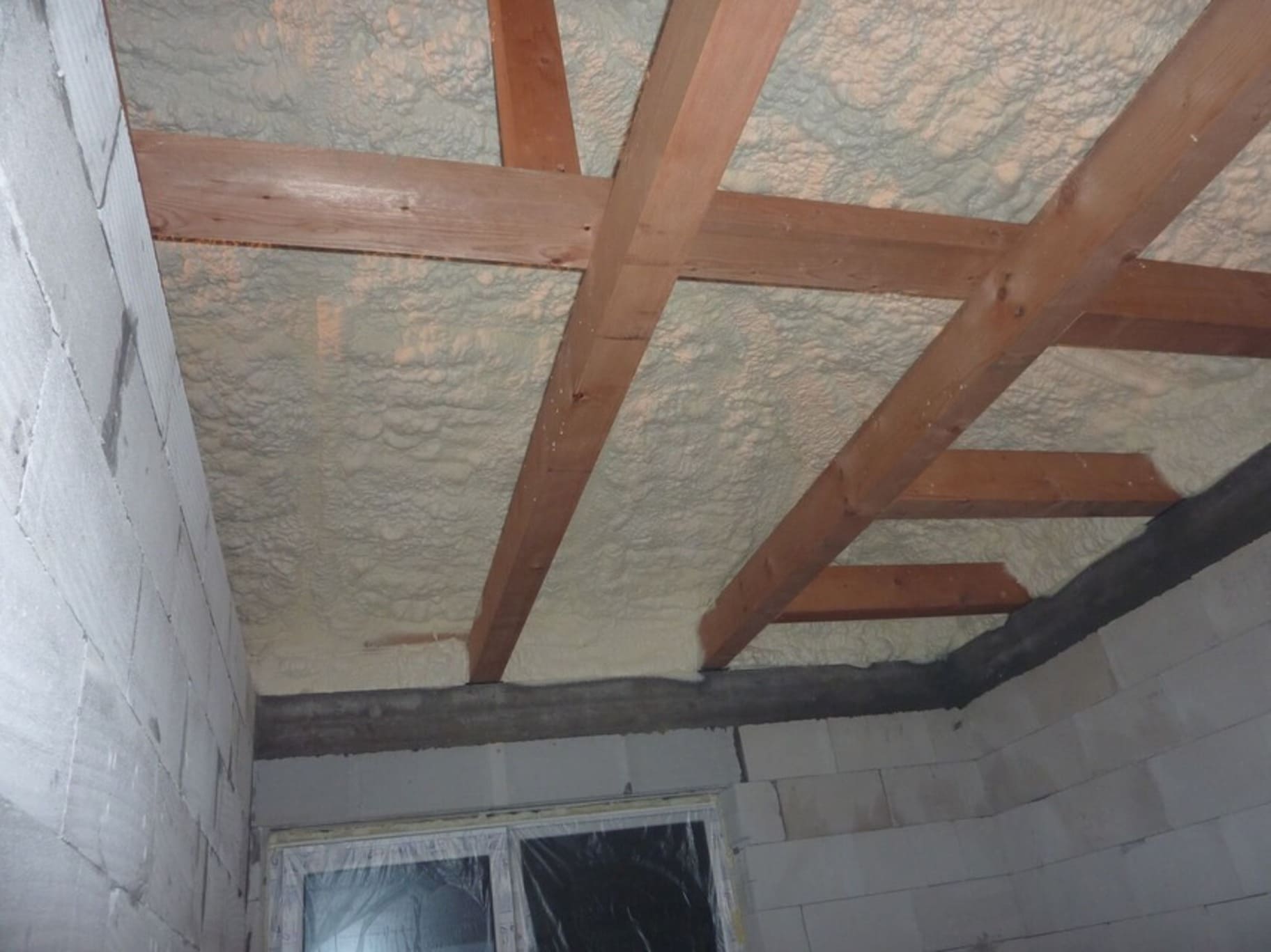 Zatepľovanie podkrovia novostavby rodinného domu v Žiline pomocou mäkkej PUR peny