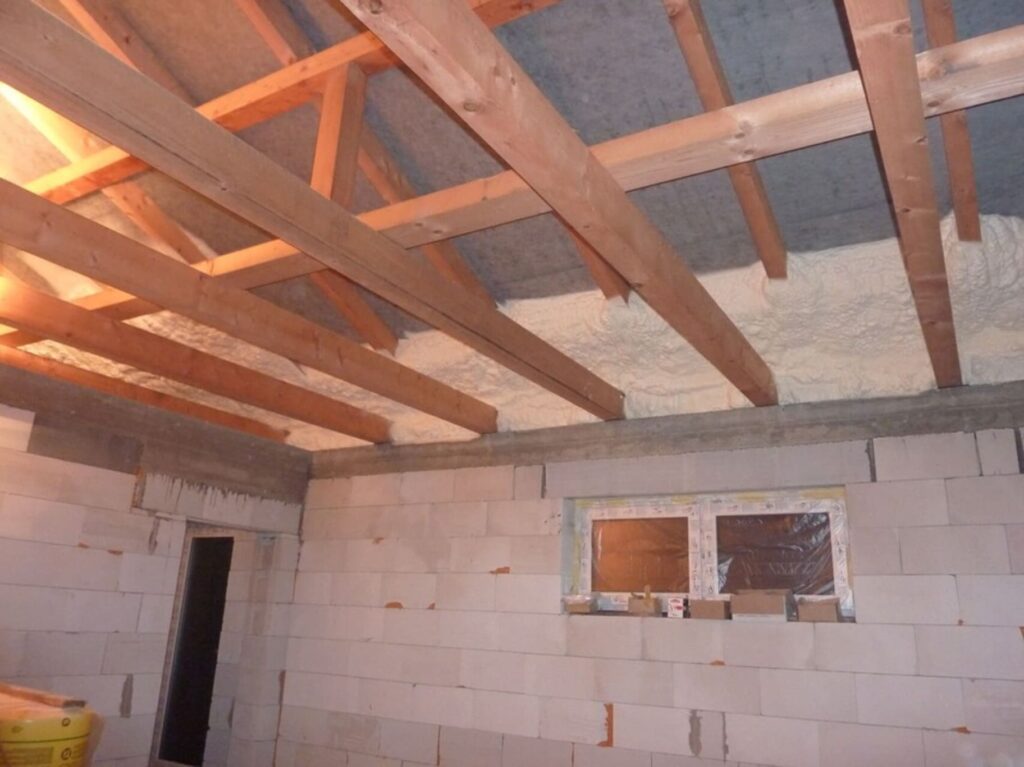 Realizácia tepelnej izolácie podkrovia mäkkou polyuretánovou penou v rodinnom dome v Žiline