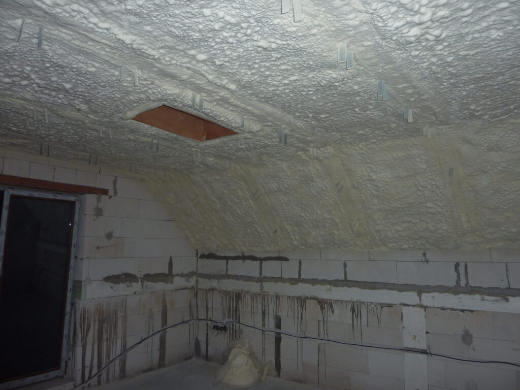 Striekaná pur mäkká izolačná vrstva v rodinnom dome v Hrabušiciach