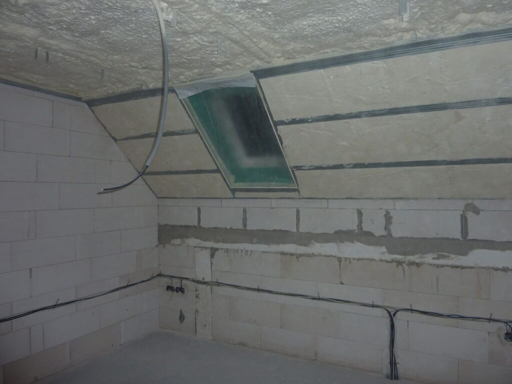 Aplikácia striekanej mäkkej pur izolačnej peny v rodinnom dome v Hrabušiciach