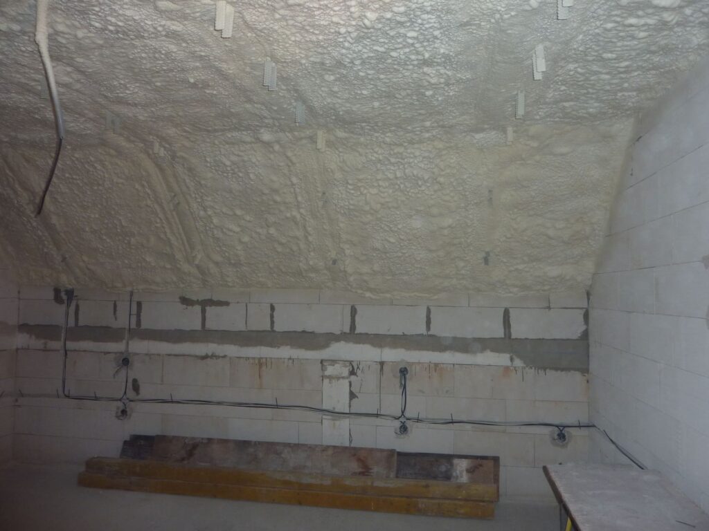 Mäkká pena s nepravidelnou textúrou použitá ako tepelná izolácia v rodinnom dome v Hrabušiciach