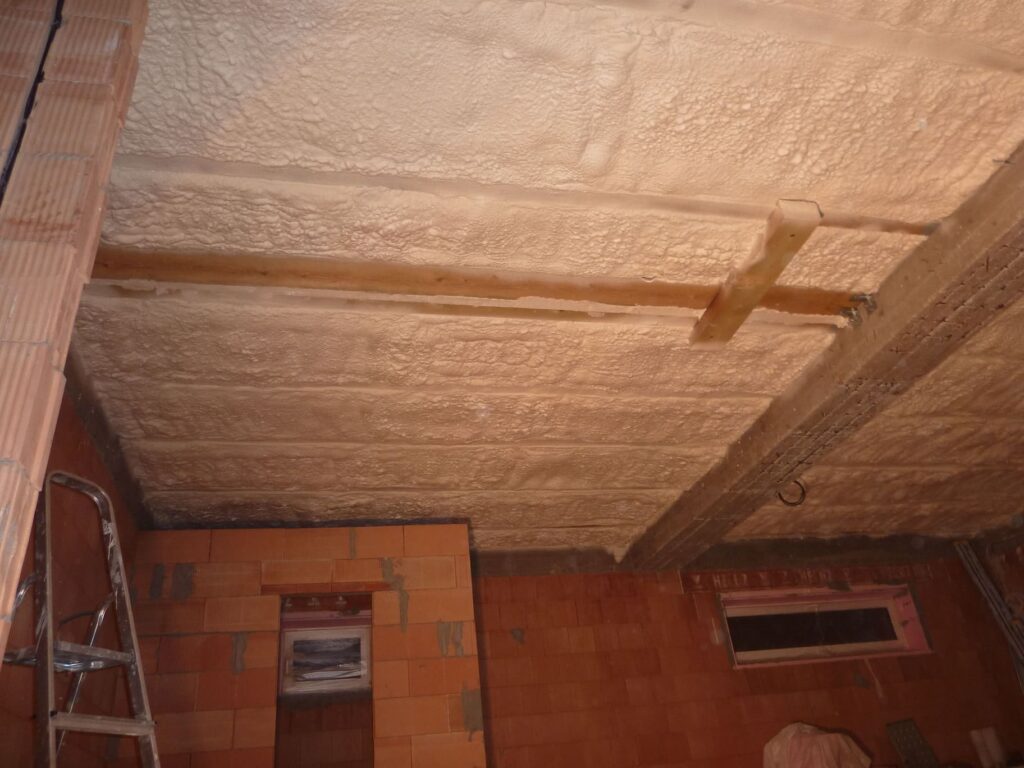 Tepelná izolácia stropu striekanou polyuretánovou penou v rodinnom dome