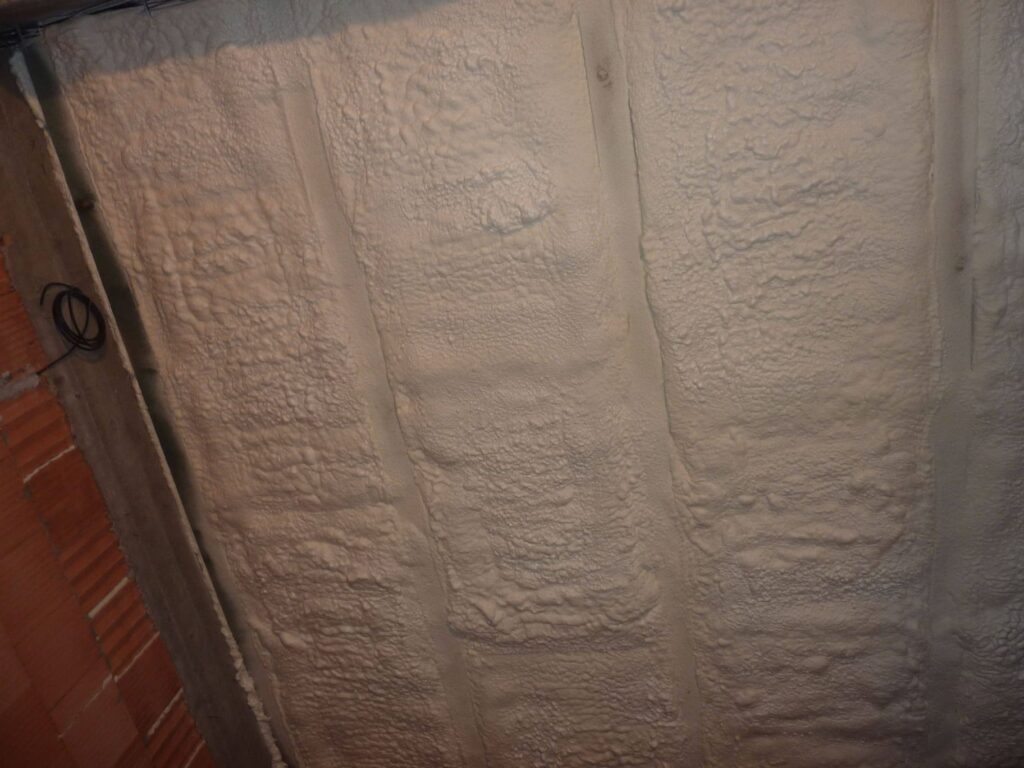 Aplikovaná striekaná izolácia v trámovom strope v novostavbe rodinného domu v Hlohovci