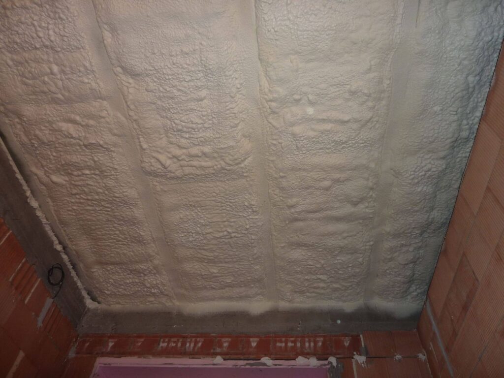 Detailný pohľad na zateplenie trámového stropu striekanou izoláciou v novostavbe rodinného domu v Hlohovci