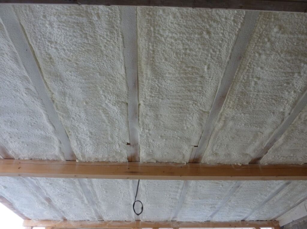 Zateplenie trámového stropu mäkkou penou počas rekonštrukcie staršieho domu v obci Turany