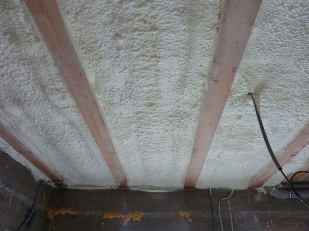 Rekonštrukcia rodinného domu v Turanoch so zateplením trámového stropu pomocou mäkkej striekanej pur peny