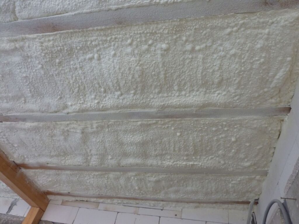 Detail zateplenia stropnej konštrukcie pri rekonštrukcii domu v Turanoch pomocou mäkkej striekanej peny