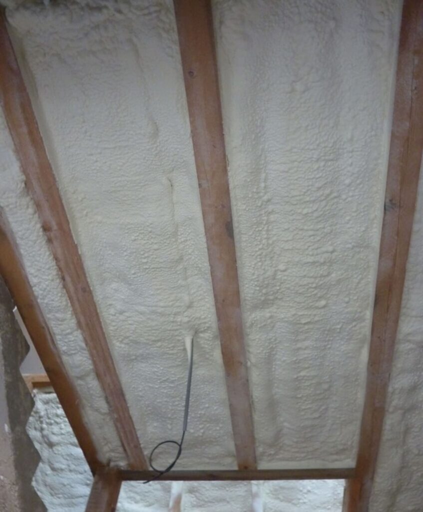 Aplikácia mäkkej PUR peny do trámového stropu v rodinnom dome v Turanoch