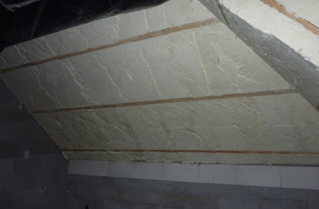 Tepelná a zvuková izolácia podkrovia penziónu sv. Krištofa v Banskej Bystrici.