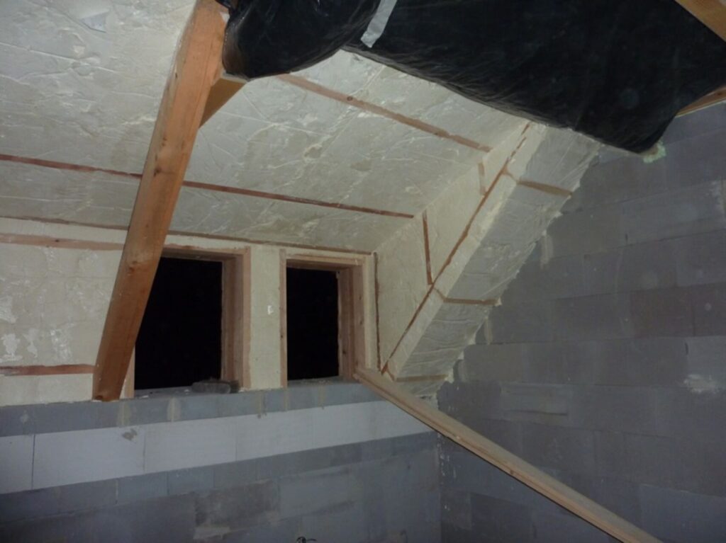 Zaizolovanie podkrovného priestoru mäkkou PUR penou v penzióne v Banskej Bystrici