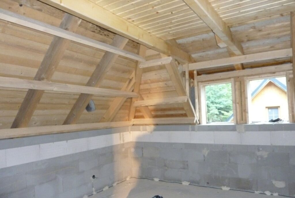 Zaizolovanie podkrovného priestoru mäkkou penou pre tepelnú a akustickú ochranu v penzióne v Banskej Bystrici