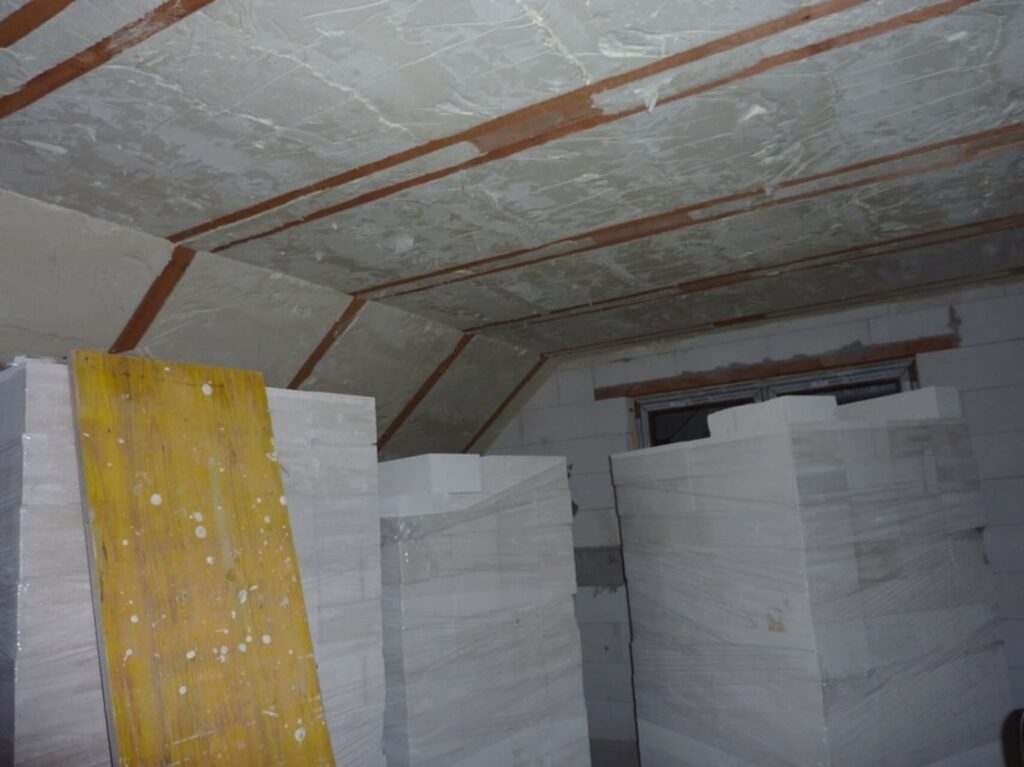 Aplikácia mäkkej PUR peny na tepelnú izoláciu podhľadu a šikmín podkrovia rodinného domu v Nitre