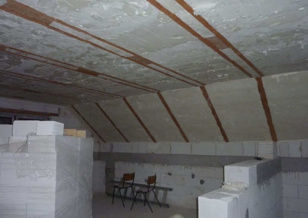 Tepelná izolácia striekanou pur penou v podkroví rodinného domu v Nitre