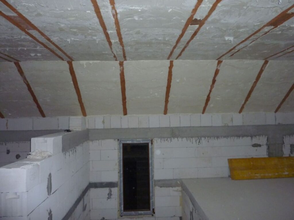 Novostavba rodinného domu v Nitre so zateplením podkrovia mäkkou penou na podhľade a šikminách