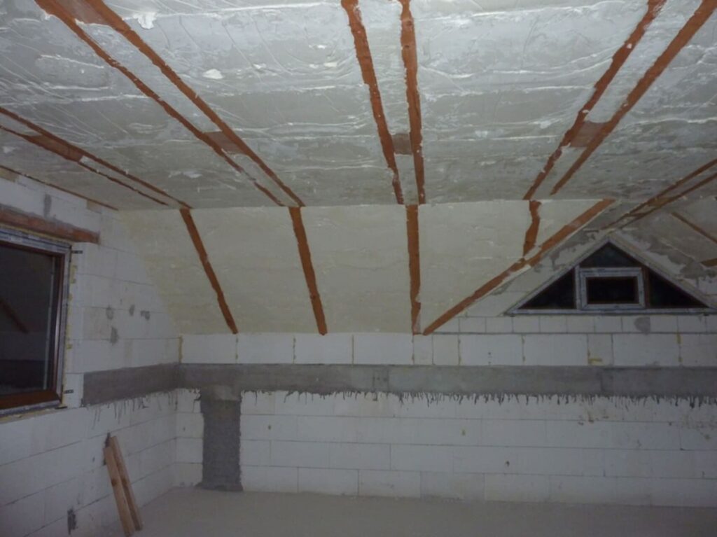 Zateplenie podhľadu a šikmín podkrovia mäkkou striekanou PUR penou v novostavbe v Nitre